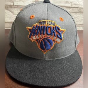 New York Knicks Hat Adidas 210 Fitted Flexfit 6 7/8 - 7 1/4 Gray & Black Used